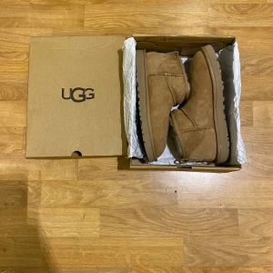 Ugg skor dam - Nya uggs till salu 💞💞  Storlek : 39   Färg : Beige o brun   Pris : 1499kr men kan diskuteras vid snabb affär   Fraktar samma dag som köpet sker 💓  Om du är intresserad ett minsta dugg så är det bara att skicka en pling så får du svar genast 💕💕