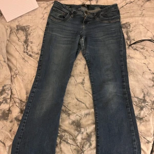 Blå bootcut jeans från LTB - Snygga blå jeans från LTB med klassisk bootcut som är sköna och är lite sönder vid benen men annars så syns det inte och håller är inte allt stort typ ba 1,3 cm men annars är dom jätte bro o ja vill sälja dom för dom börjar bli små för mig och dom är lågmidjade  