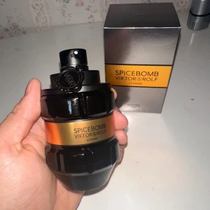 Spicebomb Extreme Eau de Parfum - Spicebomb Extreme från Viktor & Rolf, 90 ml Eau de Parfum. Ingredienser: alkohol, parfym, vatten, limonene, butyl methoxydibenzoylmethane, coumarin, linalool, ethylhexyl salicylate, eugenol, alpha-isomethyl ionone, mthylanthranilate, pentaerythrityl tetra-di-t-butyl hydroxyhydrocinnamate, citronellol, benzyl benzoate, geraniol, benzyl alcohol, isoeugenol, CI 60730. Tillverkad i Frankrike.
