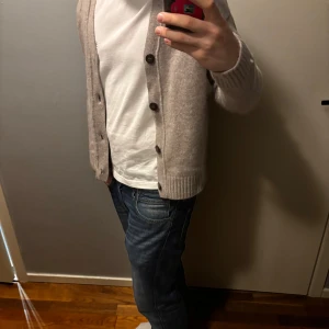 Dobber cardigan - Jävligt fet och skön cardigan från dobber. Perfekt för en skön och snygg look men också en cardigan som värmer. Storlek M. Skick: Perfekt. Tvivla inte på att fråga om du har funderingar😁