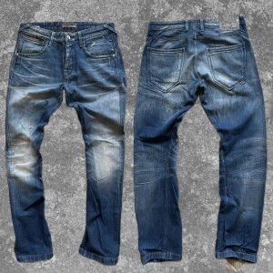 Ljusblå jeans med unik wash  - Blå denim med väldigt snygg wash  Clean och stilren känsla!  📏 Storlek/Mått: 33/32. A:42cm B:78cm C:20cm D:17cm E:16cm ⚡️ Skick: Mycket bra skick 💰 Pris: 379kr- kan gå ner vid snabb affär! 