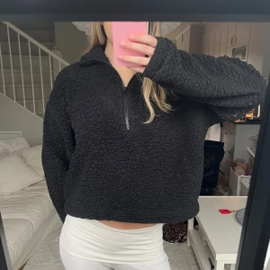 Svart fleecetröja med half zip - Mysig svart fleece-tröja med half zip och hög krage. Tröjan har en mysig, loose passform och långärmade ärmar, perfekt för kylan ❄️ Storlek M men passar även XS och S 💕