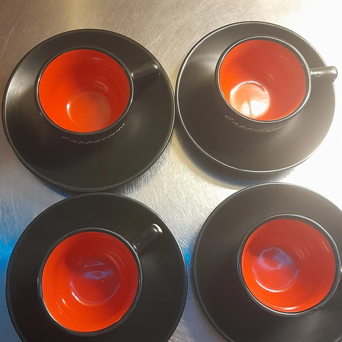 > 6 koppar med fatSvart utsida och röd insida, i mycket fint skick. Passar perfekt för kaffe eller espresso.Pris: 300 kr Finns i Tensta - 2