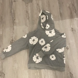 Denim tears hoodie - Hoodie av denim tears använd ett fåtal gånger för att den var för liten. Om du vill ha fler bilder så kan jag skicka med glädje!