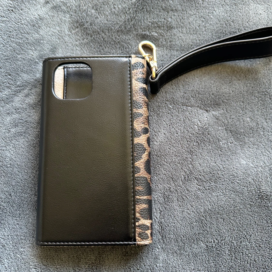 Leopardmönstrad plånbok IPhone 13 från IDEAL OF SWEDEN - 2