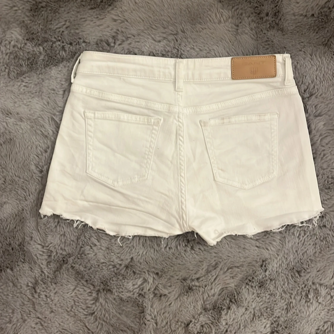 Vita jeansshorts från GANT - 2