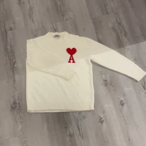 Ami paris stickad - Stickad ami paris aldrig använd och helt ny. Om du vill ha fler bilder på den så skickar jag med glädje! Kan gå ner i pris!