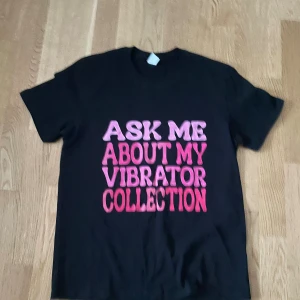 Rolig T-shirt ”Vibrator Collection” - Helt ny & oanvänd. Rolig svart t-shirt med tryck. Storlek S men passar även M. Perfekt t-shirt till fest eller grabbkväll. Perfekt till födelsedagspresent eller julklapp. Kan passa fint under en mörk skjorta