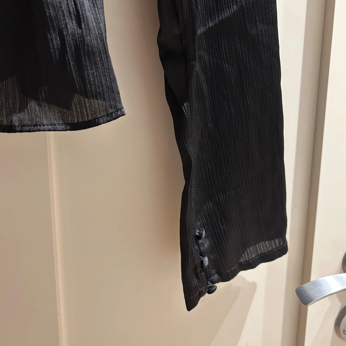 Svart omlottblus med knyt från Bik Bok - 3