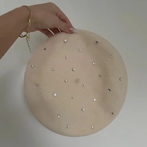 Y2k basker - Y2k / vintage. Tyvärr aldrig använt. En svag fläck (sista bilden) på sidan som jag inte testat att ta bort. Ser ut som den tappat någon diamant. Unik! Köpt secondhand.