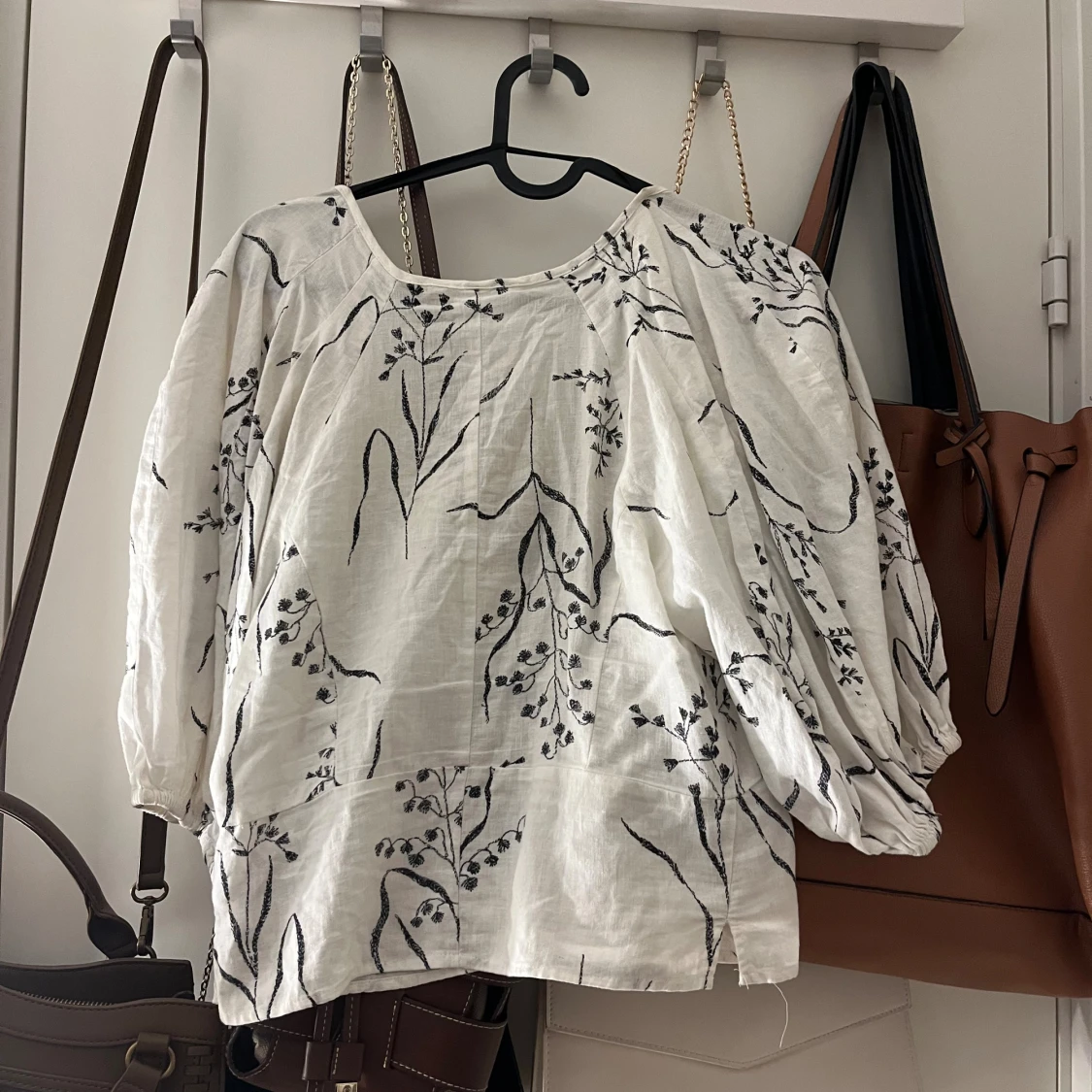 Vit blommig blus från H&M i linneblandning - 1