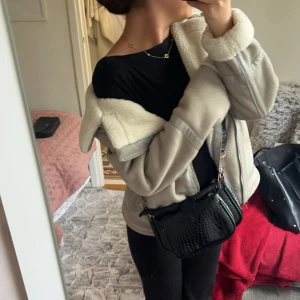 Beige jacka med mocha  - Säljer nu min mocha jacka med beige mocha samt med mjuk teddy material inutti, runt armen och lite vid kragen, kan abvändas som vinter och höst jacka, jag använde den 2-3 gånger i vintras och den höll mig varm. Jackan är från Zara i storlek Xs-s den ger dock inte den exakta passformen som jag vill ha därför säljer jag den då den inte kommer till användning❤️ inga skador som ny❤️ vid fler frågor/bilder hör av dig 