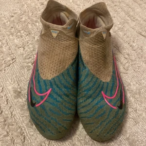 Nike Phantom fotbollsskor  - Säljer mina Nike skor med skruvdobbar har använts under en säsong dobbarna är jätte lige slitna sitter perfekt på foten när den är på 