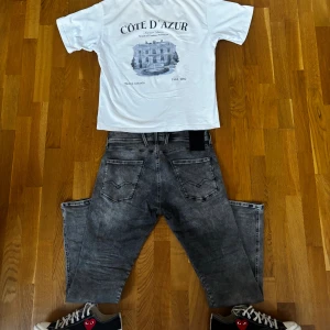 Replay hyperflex jeans - Ett par riktigt snygga och speciellt sköna gråa Replay hyperflex jeans. Jeansen är slim fit. Väldigt bra skick då dom inte är använda särskilt mycket. Storlek: W31 L32. Det är bara att skriva till mig om du har funderingar😁