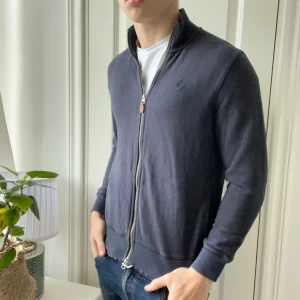 Morris full zip S - Morris full zip i storlek S, modellen är 180 cm 75 kg. Inga direkta defekter, minimalt minimalt urtvättad. Lite liten på modellen som ni ser. ✌️