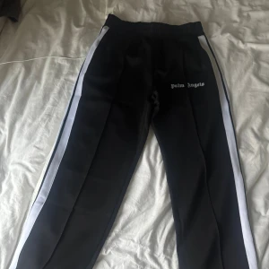 Palm Angels Byxor - Tjena, jag säljer ett par skit snygga Palm Angels byxor i nyskick! Dustbag och tags följs med vid köp! Hör av er vid fler frågor och kan gå ner i pris vid snabb affär! Sitter bra på mig som är 185!
