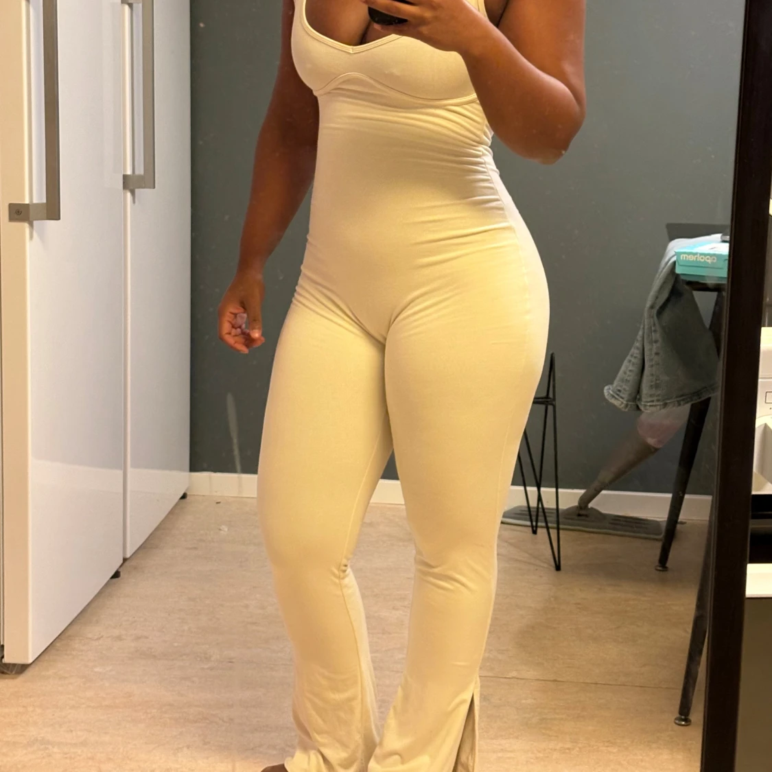 Beige byxdress med slits PETITE