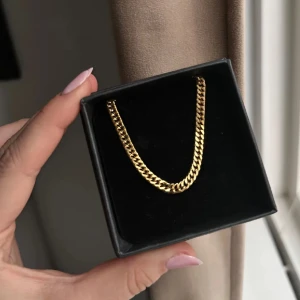 Halsband - Superfint kedjehalsband i rostfritt stål, från Kahlo🤍 Har även det tunna halsbandet med klöver till salu. (Obs Kommer ej i boxen) 