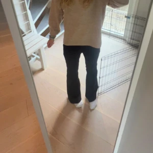 Svarta bootcut jeans - Säljer ett par svarta jeans med bootcut passform. Byxorna är mid waist, med vanliga fickor där bak xs
