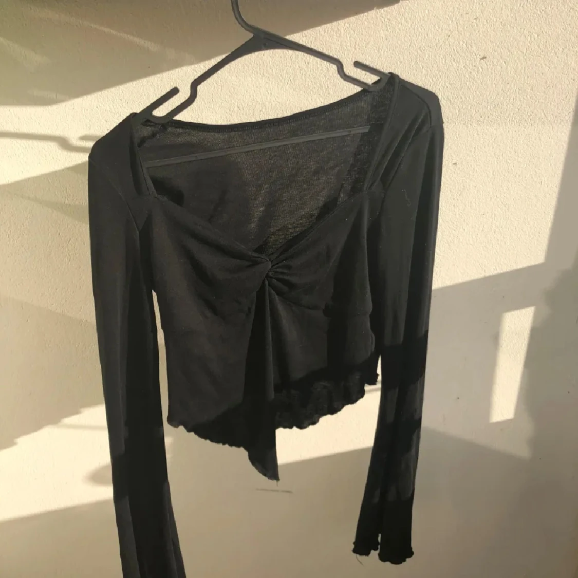 Svart croppad långärmad topp - 1