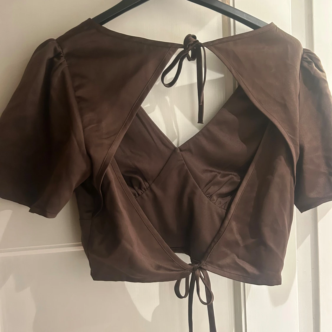 Brun omlottopp med knyt från Bikbok - 1