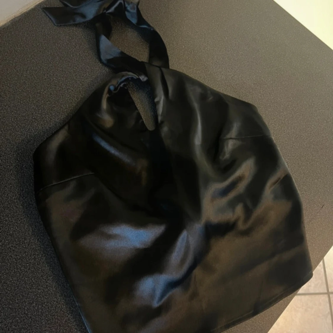 Svart axelväska med knytband