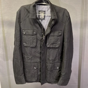 Field jacket/overshirt M - Supersnygg overshirt/fieldjacket! Perfekt för dig som letar ett snyggt o billigt höstplagg! Size M. Modellen är 179 något stor. Hör av dig vid frågor🤩