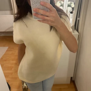 Krämvit ärmlös tröja från Zara - Har aldrig haft på mig den, försökt att styla men är inte min stil alls!!