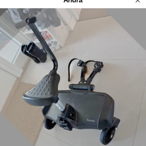 Bumprider Sittbräda - Praktisk sittbräda från Bumprider för barnvagn, med justerbar sits och handtag. Passar de flesta barnvagnar och är i gott skick utan synligt slitage. Perfekt för att ge äldre syskon en bekväm åktur under promenader.