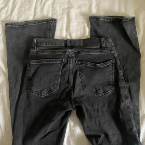 Gråa low waist jeans 💞 - Säljer mina jeans från ginatricot, de är i bra skick och har inga defekter förutom att de är lite små slitna längst ner, se på bild 4. Skriv för ev frågor💕