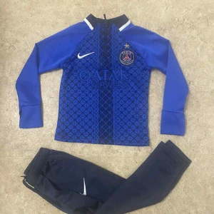 Blå PSG fotbollströja från Nike - Säljer en blå långärmad PSG fotbollströja från Nike med geometriskt mönster på framsidan och Qatar Airways tryck. Tröjan har klubbmärke och Nike-logga på bröstet, samt dragkedja vid halsen. Materialet är syntetiskt och passar perfekt för träning.