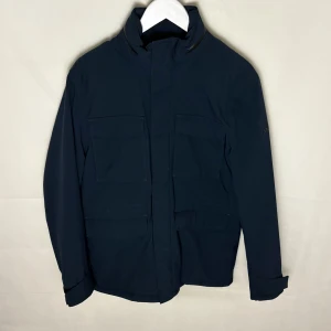 J.lindeberg field jacket  - Modellen är 185