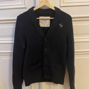 Abercrombie & fitch cardigan  - Säljer en sjukt fet A&F cardigan. Den är lite nopprig därav det låga priset men det går att fixa lätt. Hör av er vid frågor!