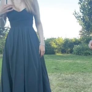 Balklänning  - JJs house balklänning. OBS, jag har klippt på insidan i klänningen för att ta ut den inbyggda vadden pga de va för mycket push-up. Spännbanden är också väldigt lösa så man får knyta de lite❤️❤️(ska lägga in bilder) storlek 36