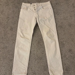 Vita jeansbyxor från Morris, 31/32 - Snygga vita slim jeansbyxor från Morris i modellen James Canvas. Klassisk femficksdesign med knappar i midjan och diskreta detaljer. Byxorna är raka i benen och har en stilren look som passar till många olika outfits. Jeansen är inte tvättade på bilden, men det görs självklart innan de skickas iväg! Hör av dig för mått. Paketet skickas inom 24 h efter köp! 