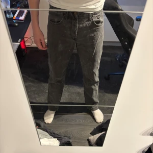 Svartagrå Jeans - Säljer dessa svarta jeans från märket ONLY and SONS i Loose fit. Jeansen är i bra skick, Storleken är 31/34. Tveka inte på att höra av dig vid fler frågor eller funderingar!