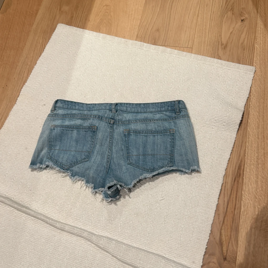 Lågmidjade ljusblå jeansshorts - 1