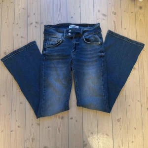 Blå bootcut jeans från Pull&Bear - Snygga blå jeans från Pull&Bear i klassisk bootcut-modell. Aldrig använda.