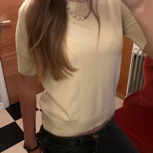 Ljusgul stickad kortärmad topp - Jätte söt liten gul stickad tröja med korta ärmar. De är lite dåligt ljus på bilden men den är i en jätte fin ljus gul färg ❤️