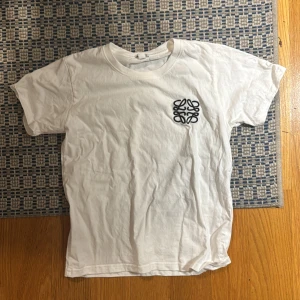 Loewe T-shirt - Säljer denna Loewe T-shirt då den är för liten. Tyvärr är lapparna borta av någon anledning (fråga min mamma😭). Därför billig.