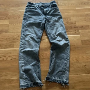 Grå jeans med råa kanter från Zara - Säljer ett par gråa flare jeans ifrån Zara. Strl 30