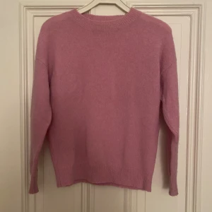 Ljusrosa stickad tröja från MSCH - Supermysig ljusrosa stickad tröja från MSCH Copenhagen i storlek XS/S. Tröjan har rund hals, ribbade muddar och lång ärm. Perfekt för att hålla sig varm och ändå se söt ut. Enkel att matcha med jeans eller kjol.