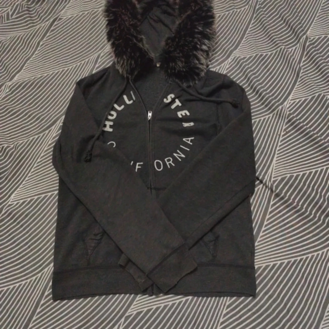 Svart hoodiejacka med fuskpäls från Hollister