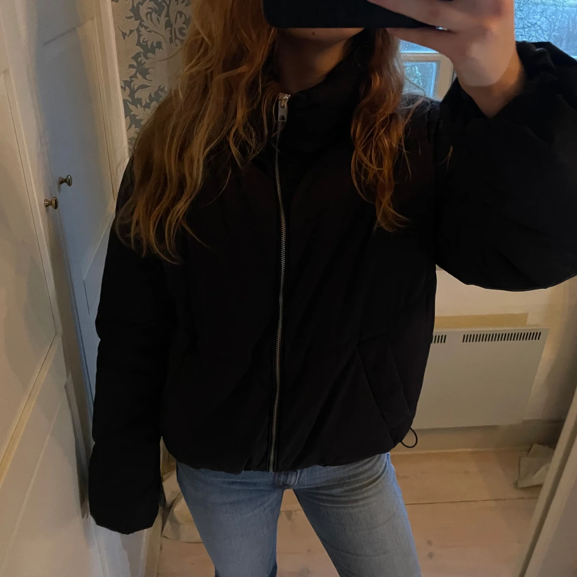 Svart pufferjacka med dragkedja