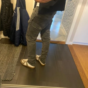 Archive J.Lindeberg Jeans  - Säljer ett par grå jeans med slim/straight passform. Dom lägger sig snyggt över skorna vilket är najs. Storlek 31/32. Skriv vid frågor eller lägg bud!