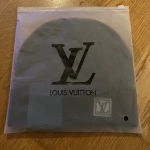 Svart rutig mössa - Helt ny svart mössa i rutig form, perfekt nu för vintern. Den e varm o skön. Man får me allt i bilderna, kom dm för frågor👍🏼