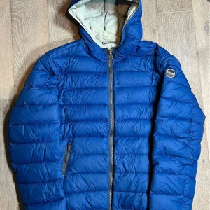 Colmar Dunjacka - Colmar Dunjacka Mörkblå/Vit | Skick 8,5/10 | Storlek M/50 | Nypris ‼️5000kr‼️| Pris inte hugget i sten! | Jackan har inga hål | Skriv om frågor uppstår! | //MvH By, Olssén, Closet