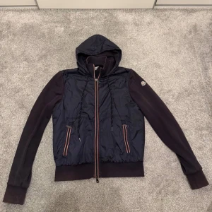 Moncler cardigan  - Fett moncler cardigan  Storlek: L Skick:9/10 2 små defekter syns ej när den är på  Pris 2899 og av defekter då denna jacka kostar ny hur mycket som helst   Självklart äkta bevis finns och kommer med!!!