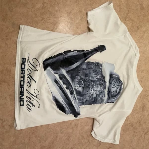 Notre Succés T shirt - Riktigt snygg tröja me en liten fläck som syns på andra bilden men inte märkbar när man har på sig och går bort mer och mer varje tvätt. Säljer då den e för liten, jag är 178 så passar väl 170-175.