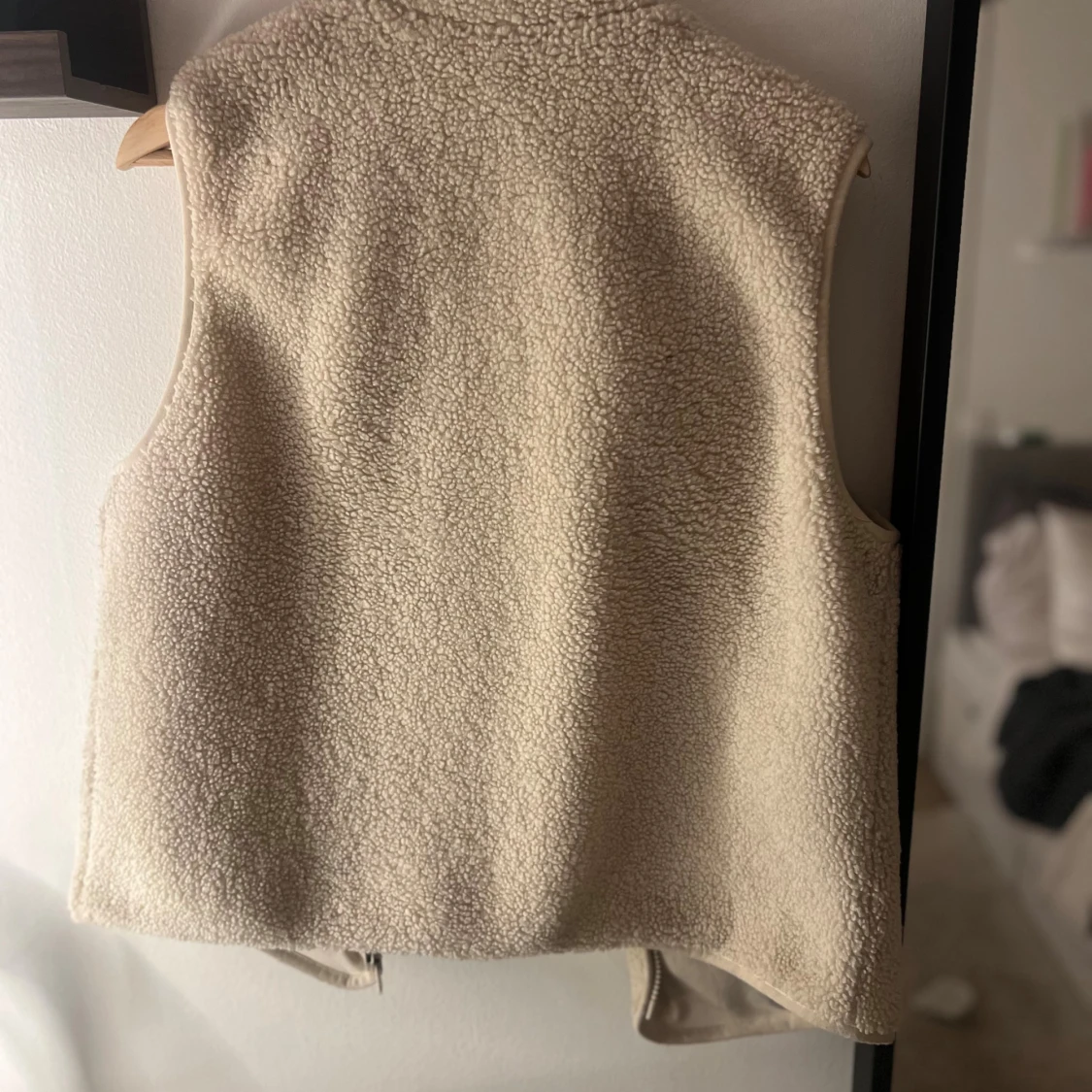 Beige fleeceväst med fickor - 1